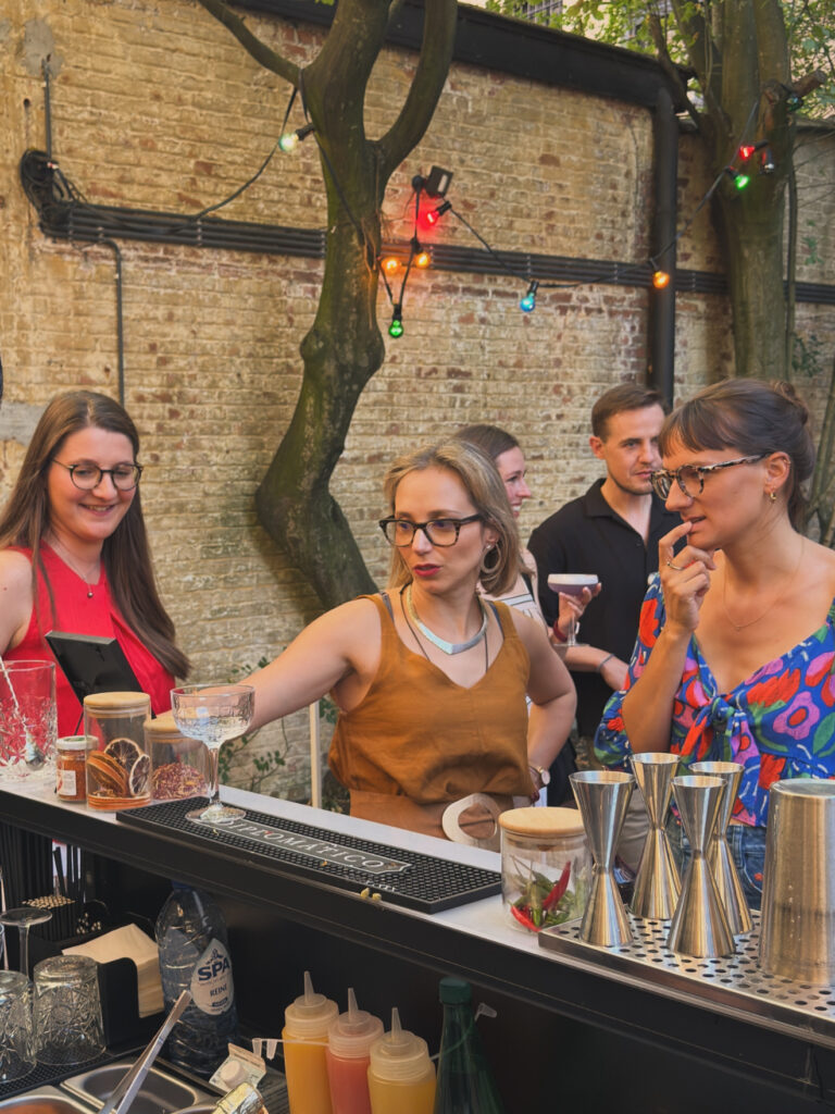 Bar à cocktails aménagé pour un événement avec invités qui regarde le menu