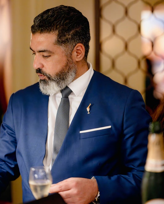 Professionnel en tenue élégante lors d’un événement