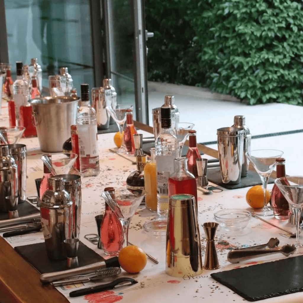 Postes de préparation de cocktails équipés pour un atelier de mixologie Nomad Bar