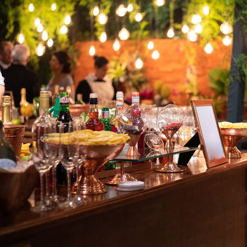 Bar à cocktails aménagé pour une réception en extérieur