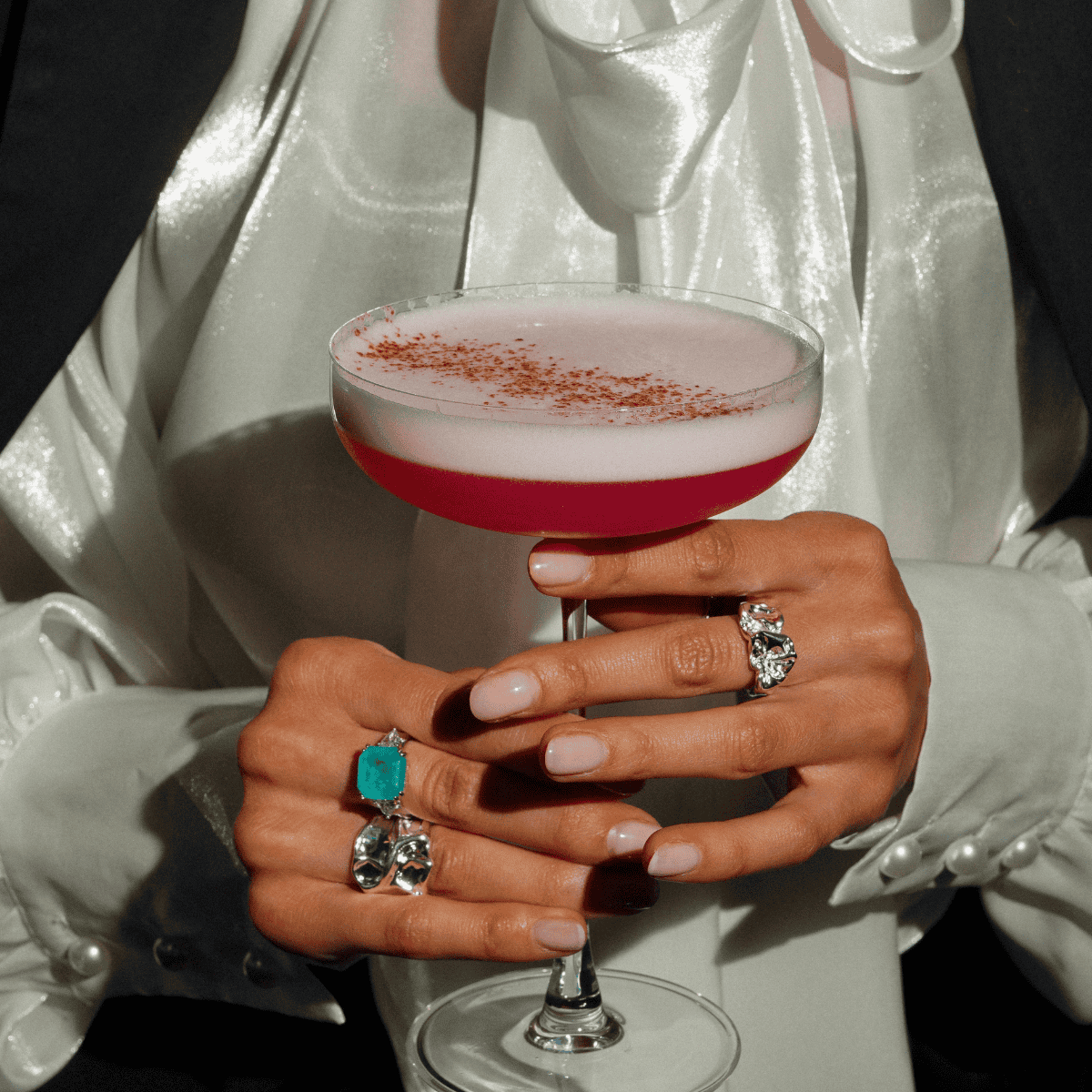 Cocktail signature rose servi en coupe lors d’une expérience Nomad Bar