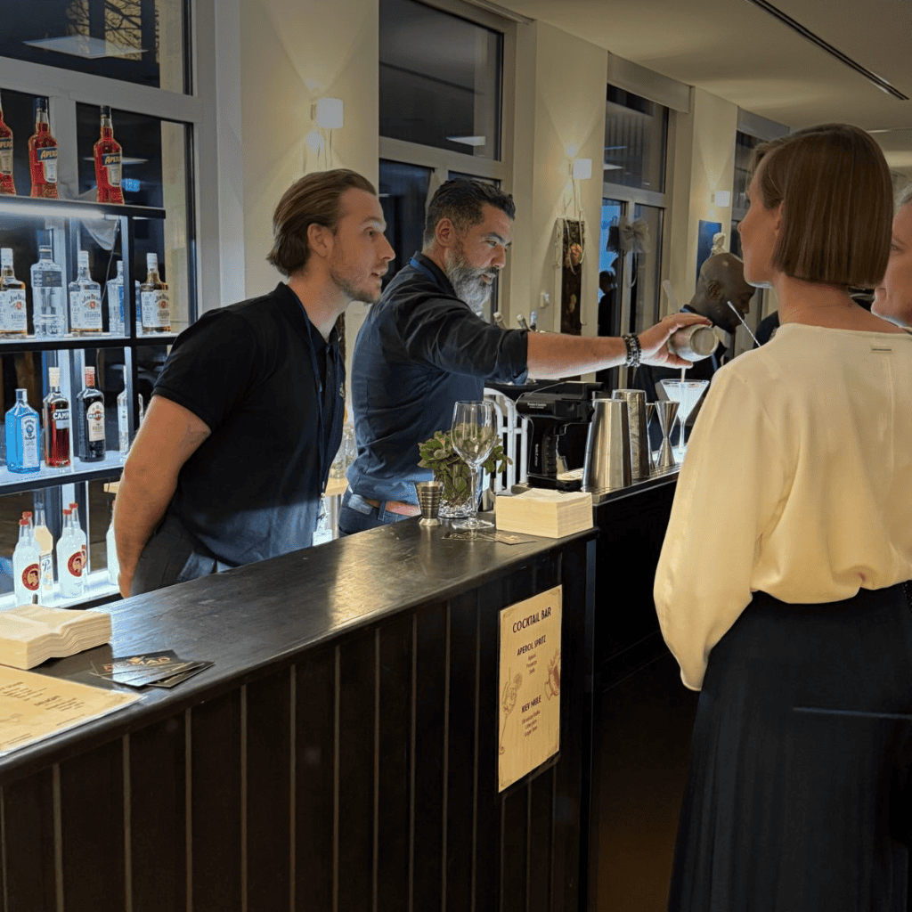 Barman servant des invités au bar lors d’un événement Nomad Bar