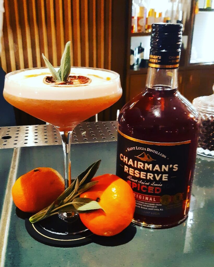 Cocktail premium à base de rhum Chairman’s Reserve avec agrumes et mousse
