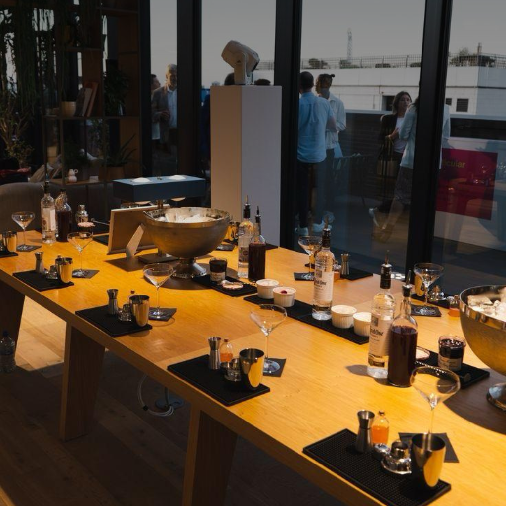 Table dressée pour un événement avec matériel de bar et verrerie