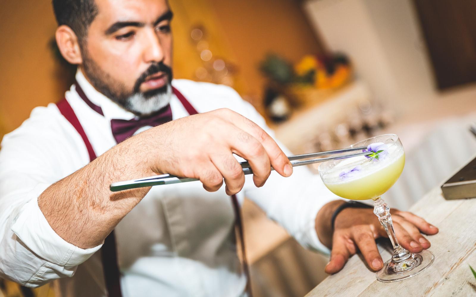 Barman préparant un cocktail avec précision