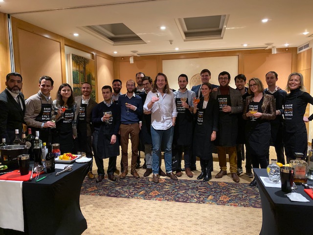 Atelier cocktail Nomad Bar avec participants en tabliers
