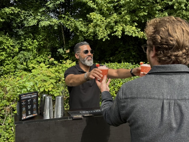 Bartender Nomad Bar servant cocktails rouges aux fraises