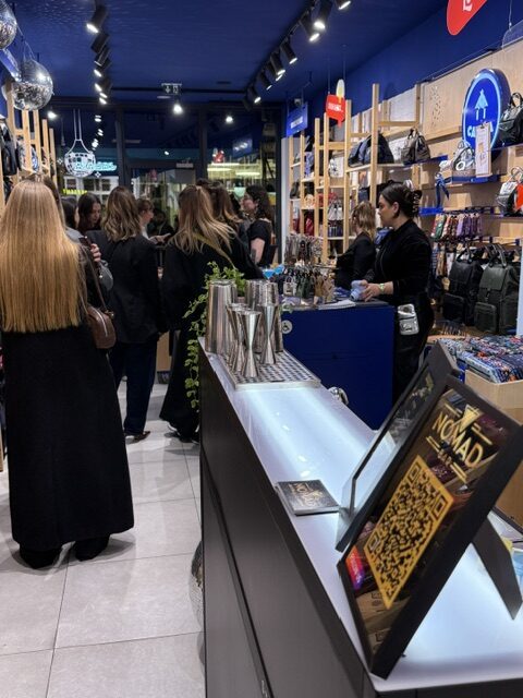 Boutique Cabaïa avec comptoir et ambiance événementielle