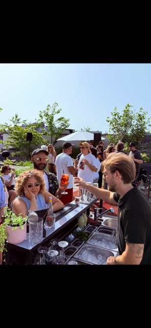 Nomad Bar extérieur en journée avec cocktails et invités