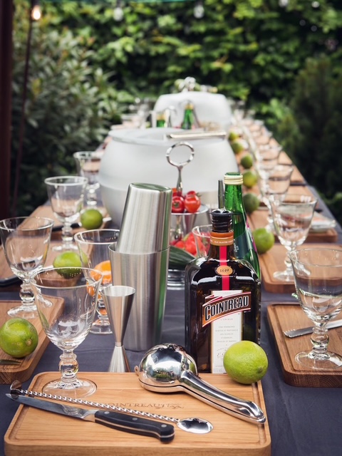Atelier cocktail avec ustensiles et ingrédients frais