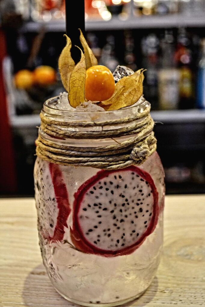 Cocktail premium Nomad Bar avec pitaya et physalis