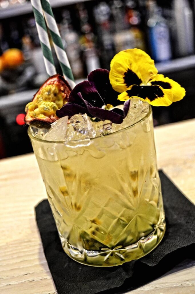 Cocktail premium Nomad Bar passion fruit et fleurs