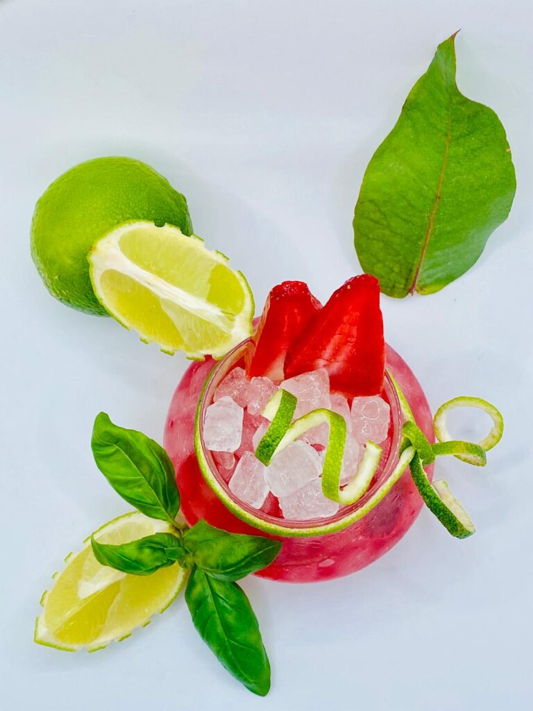 Cocktail premium avec citron vert, fraises et basilic