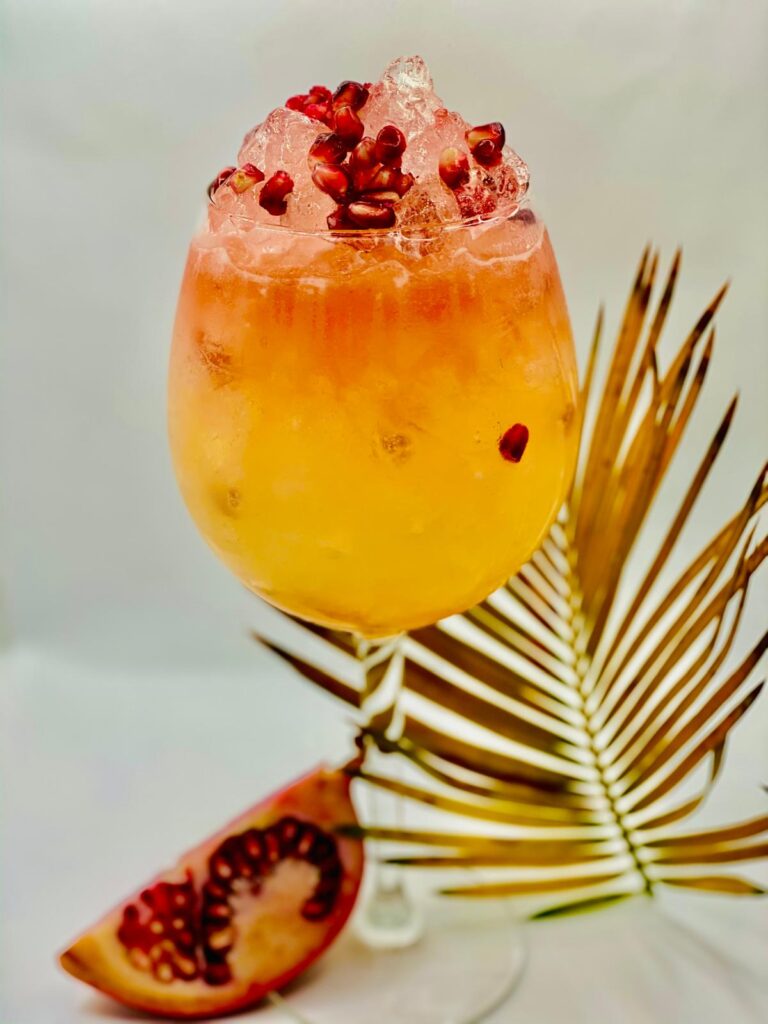 Cocktail premium dégradé orange-rose avec grenade