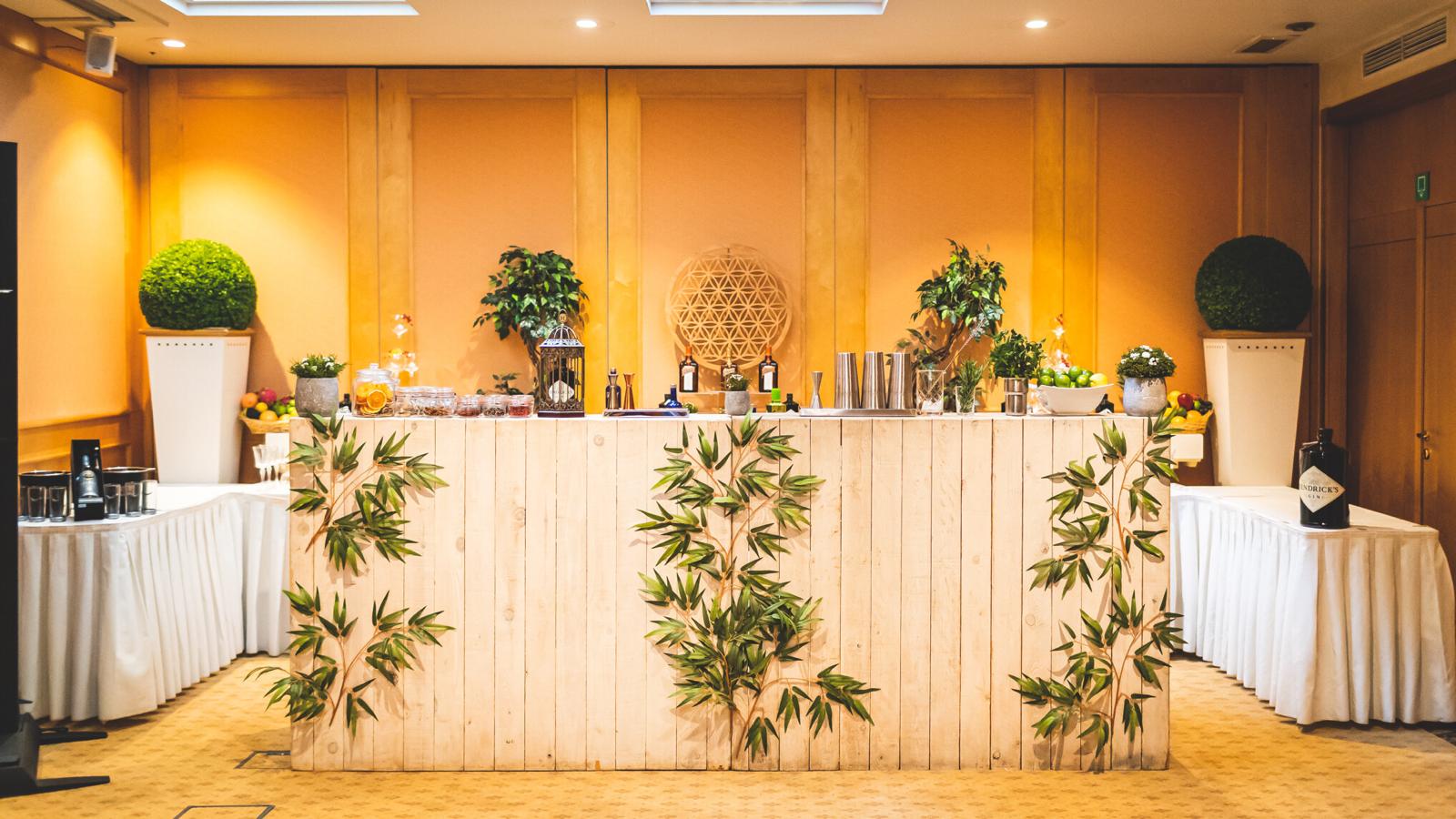 Bar mobile en bois aménagé pour un événement Nomad