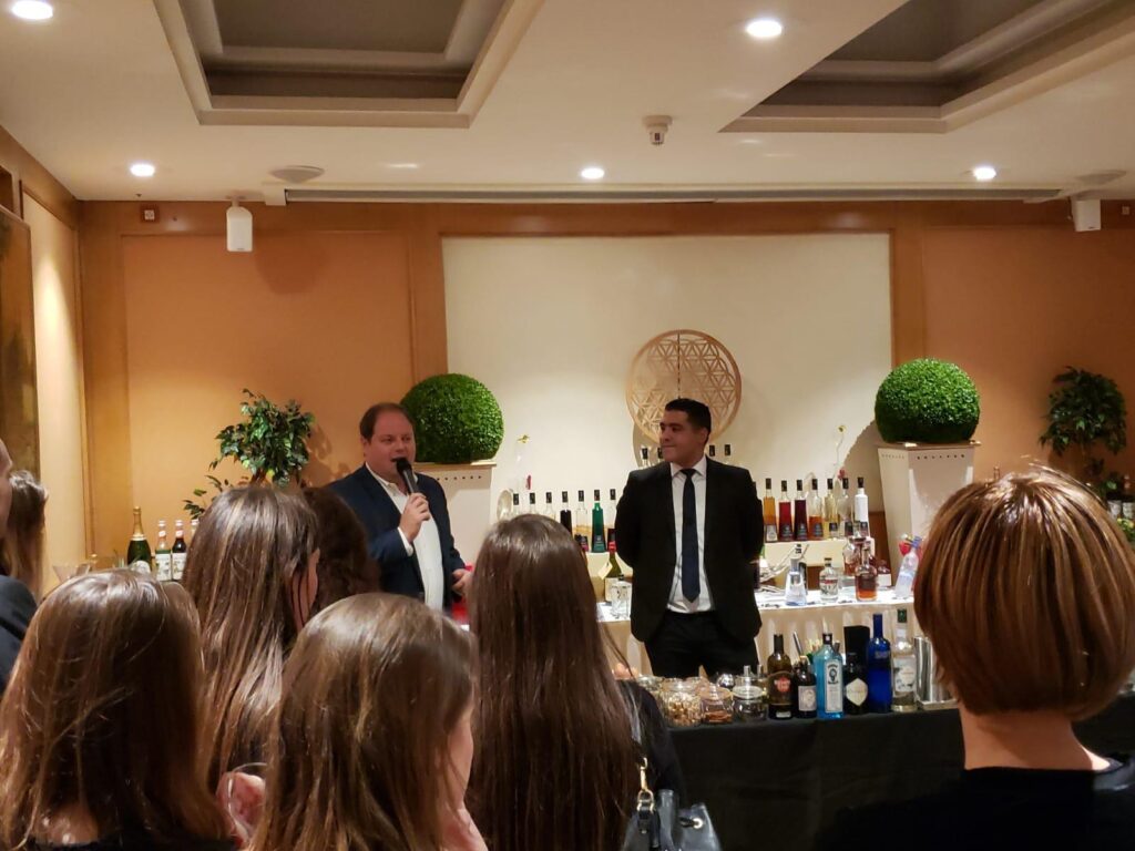 Animation cocktail devant les invités lors d’un événement