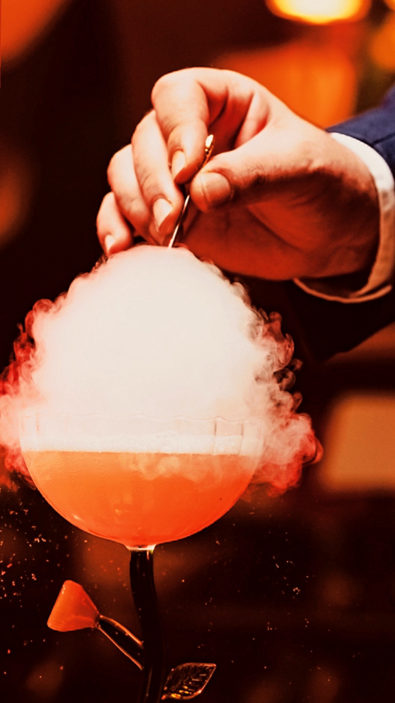 Cocktail premium orange-rouge avec bulle fumée