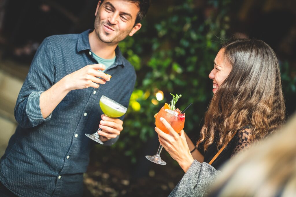 Couple tenant deux cocktails lors d'un évènement privé