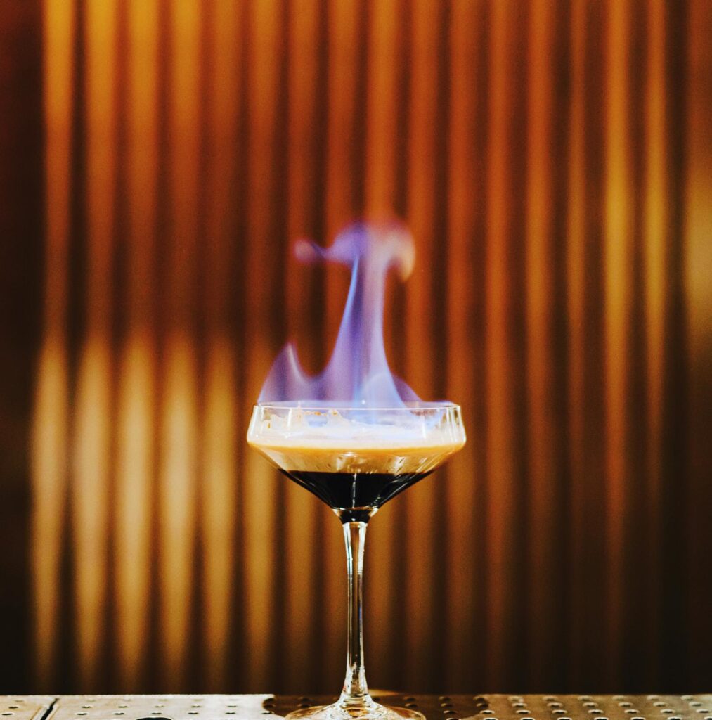 Cocktail signature flambé lors d’une animation de mixologie