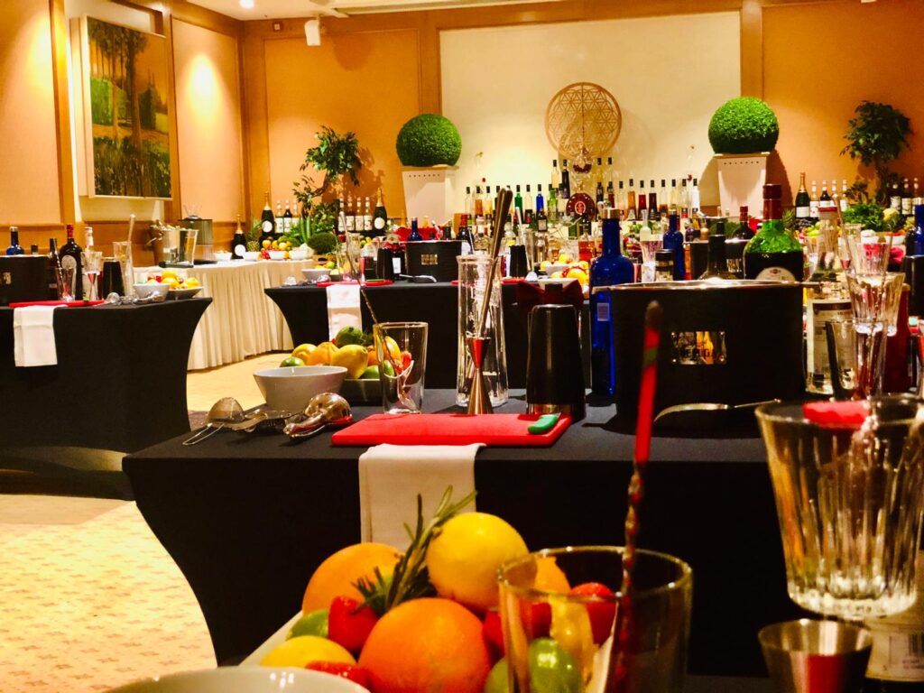 Postes de mixologie équipés pour un atelier cocktails Nomad Bar