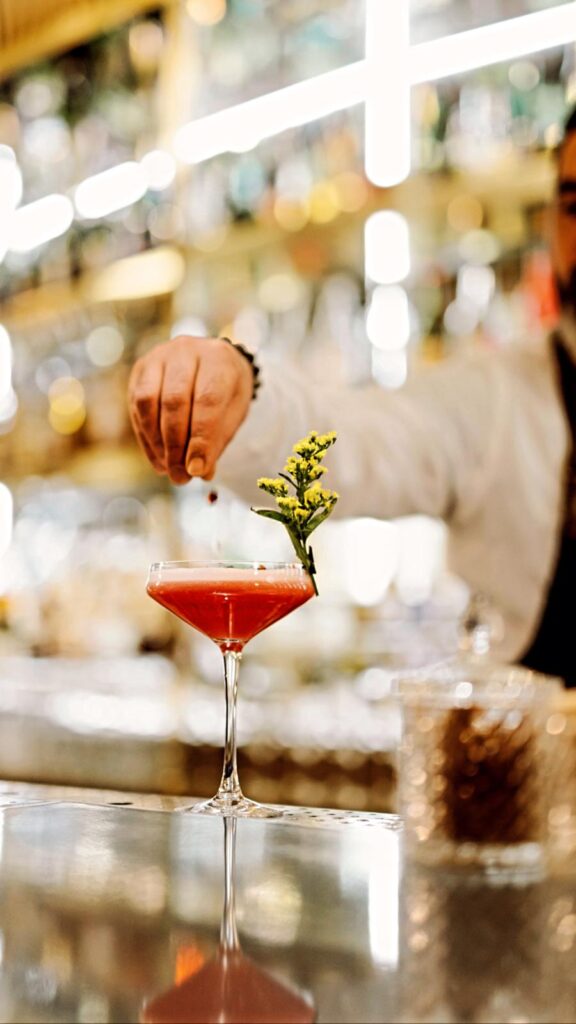 Barman apportant la touche finale à un cocktail