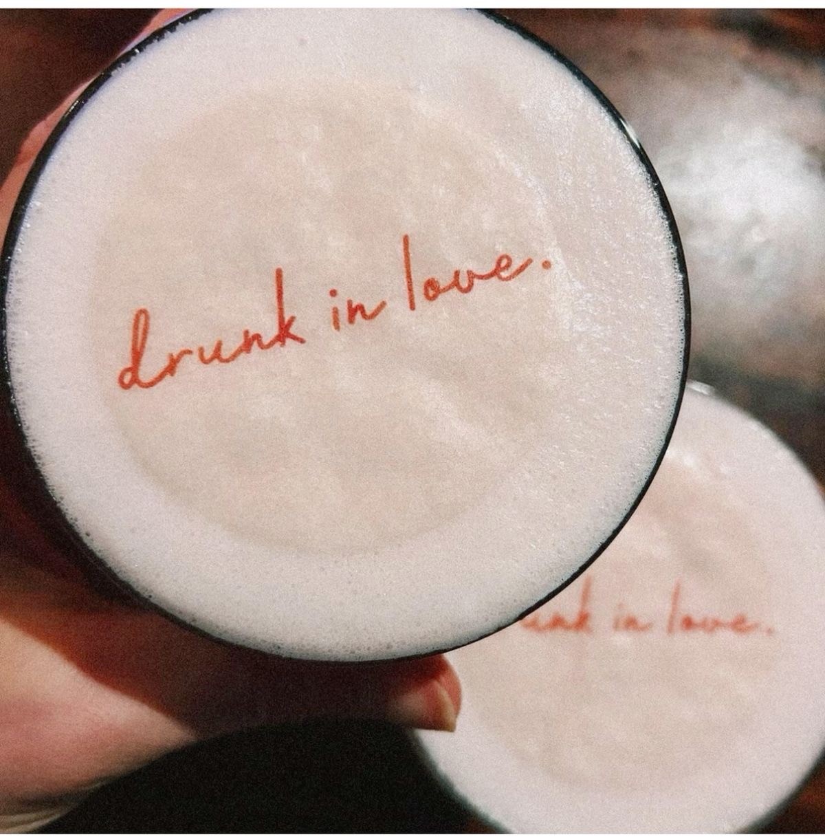 Logo délicatement écrit sur la mousse d'un cocktail