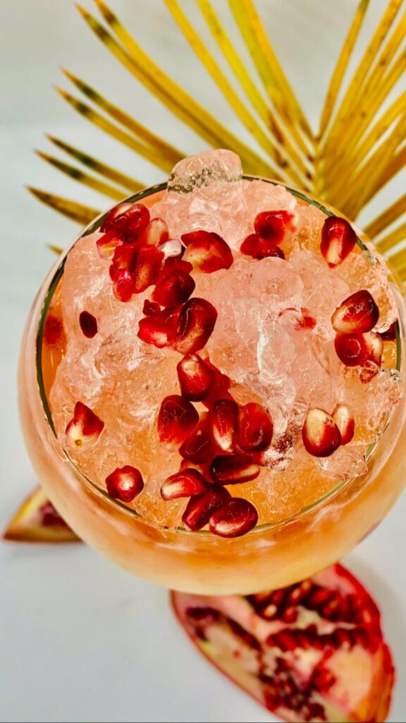 Cocktail signature à la grenade servi sur glace