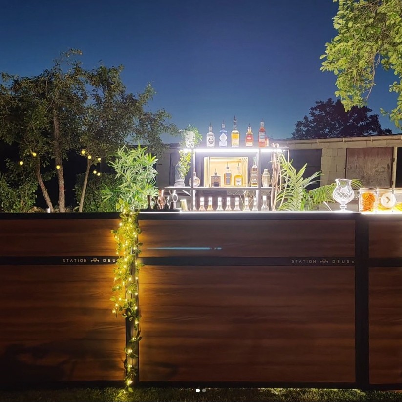 Bar extérieur Station Deus avec lumières et plantes