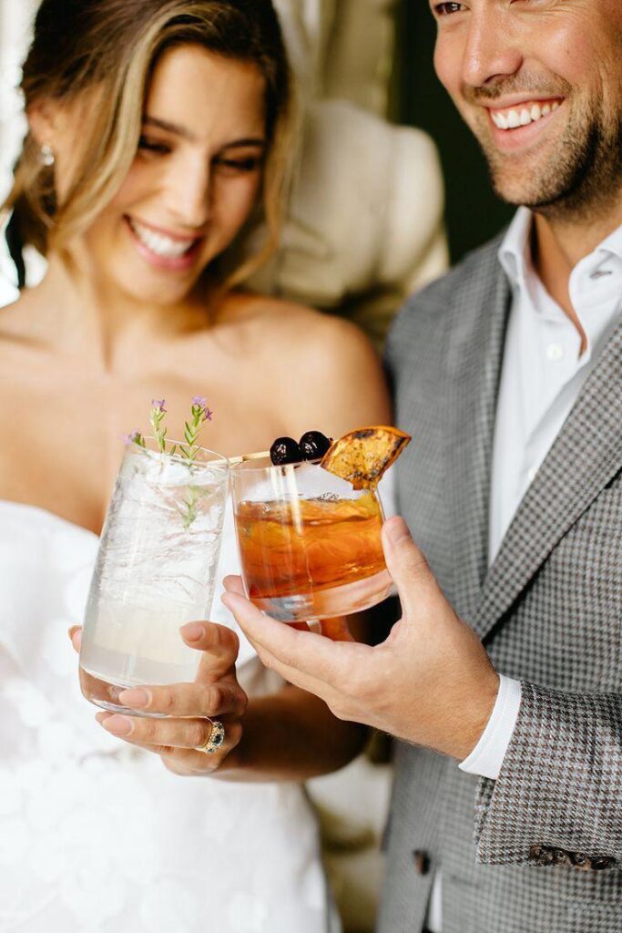 Mariés partageant des cocktails lors de leur mariage