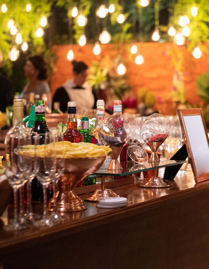 Bar à cocktails aménagé pour une réception en extérieur